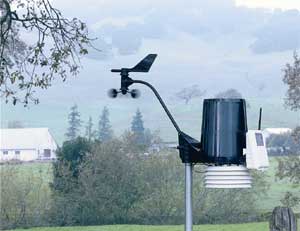 station météorologique sans fil comprenant une console et une suite de capteurs composées d'un anémomètre girouette d'un pluviomètre et d'un thermo-hygromètre sous abri